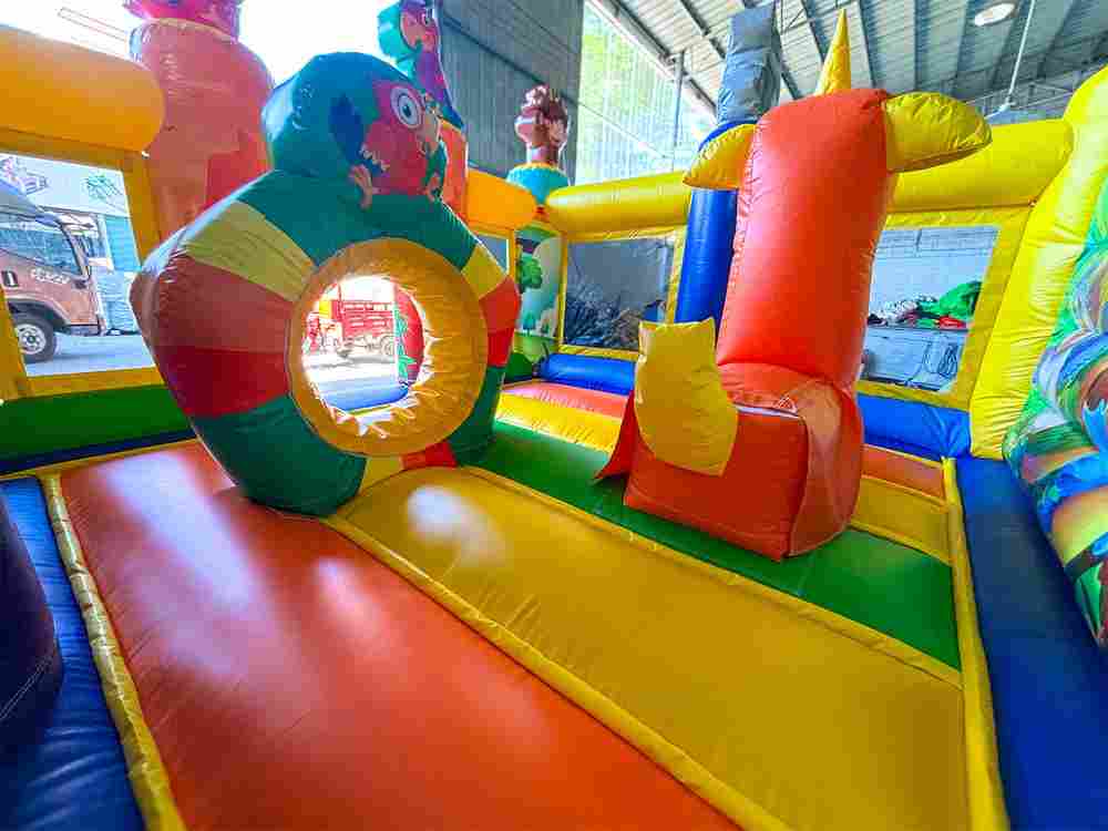 Коммерческий надувной батут «Попугайчики 2» без горки, размер 3,5*3,5*2,5 м