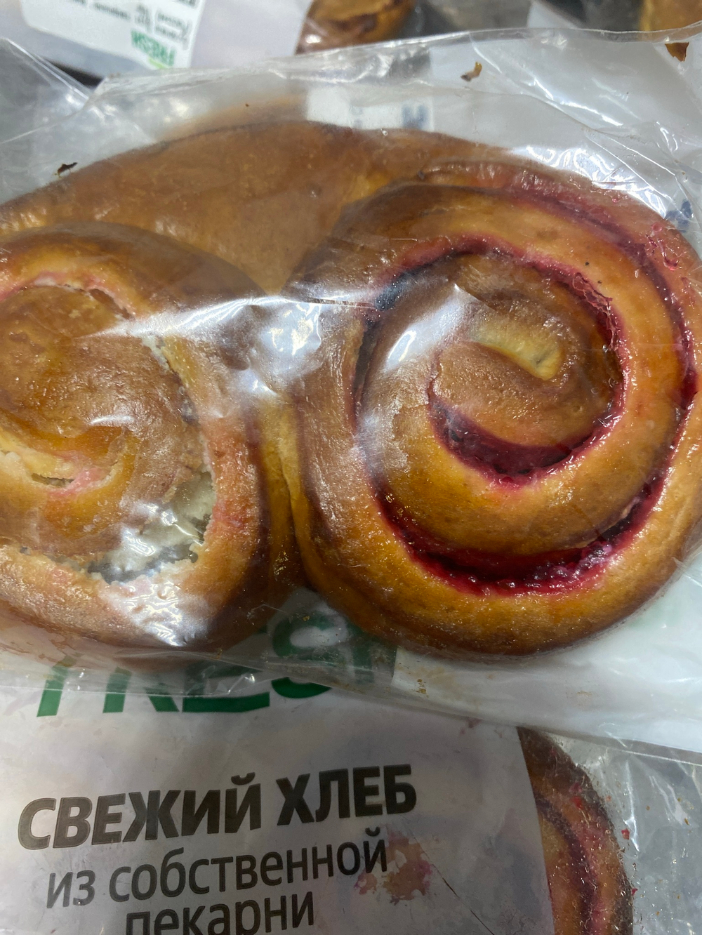 Булочка дуэт творожно-вишнёвая