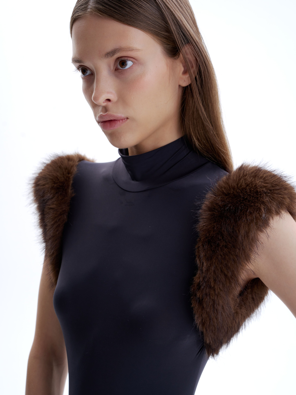Боди с меховыми рукавами
