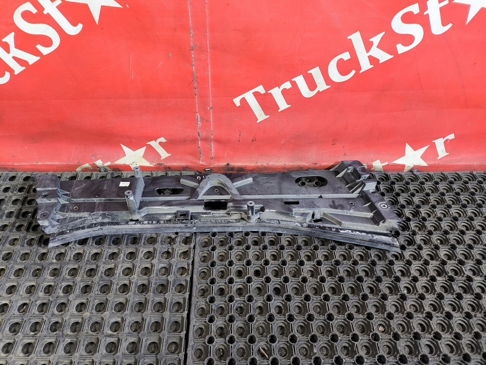 Кронштейн ручки двери левой