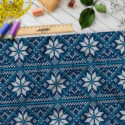 Ткань мембрана крупный плотный узор на синем свитере