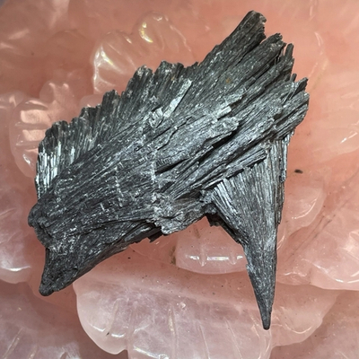 47632 Кианит черный "Ведьмина метелка" необработанный 55мм