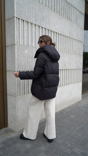 Черный пуховик с декоративной застежкой и капюшоном