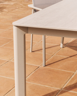 Уличный стол Anafi с бежевой столешницей из спеченного камня, 140 x 80 см