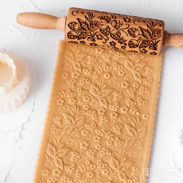 Малая скалка с узором Землянички