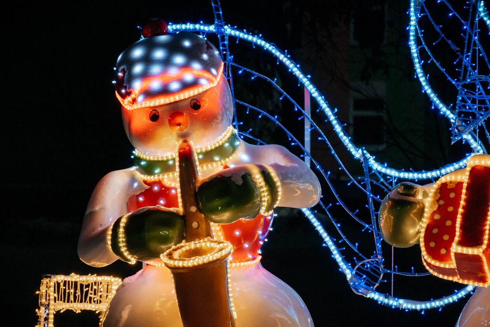 Уличная фигура "Снеговик с саксофоном"