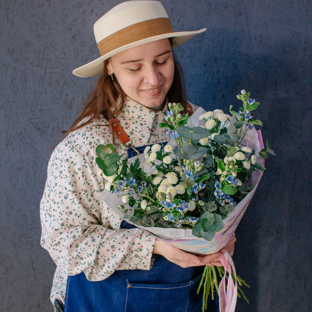 142. Романтичный стойкий букет с оксипеталумом и сантини