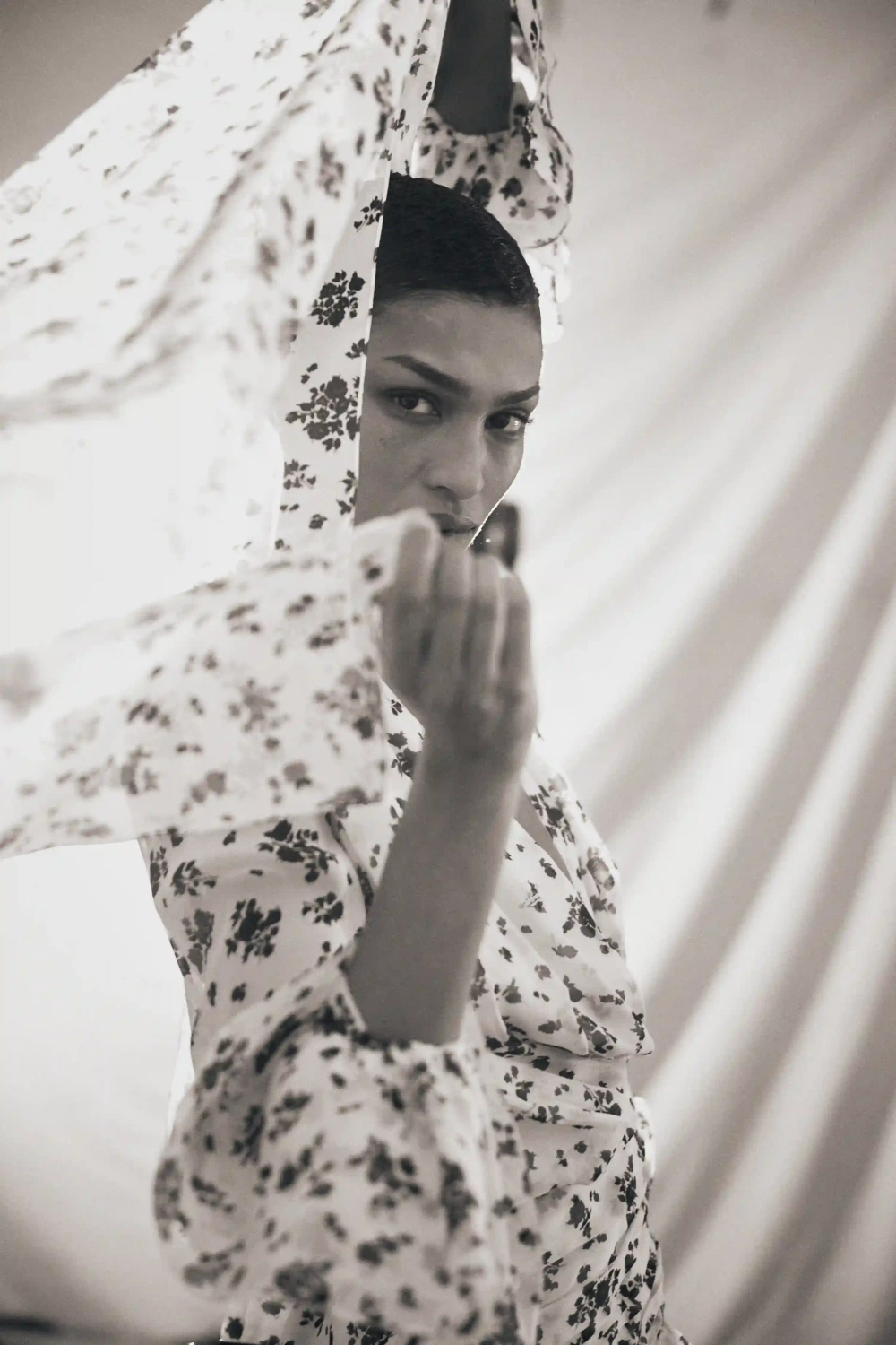 Mira, платье мини из молочного шифона с цветочным принтом, с розой