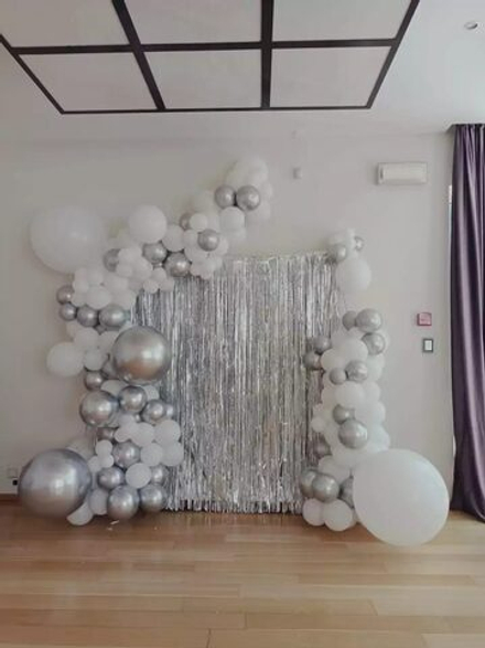 Фотозона разнокалиберная с занавесом. Настенная (без каркаса)