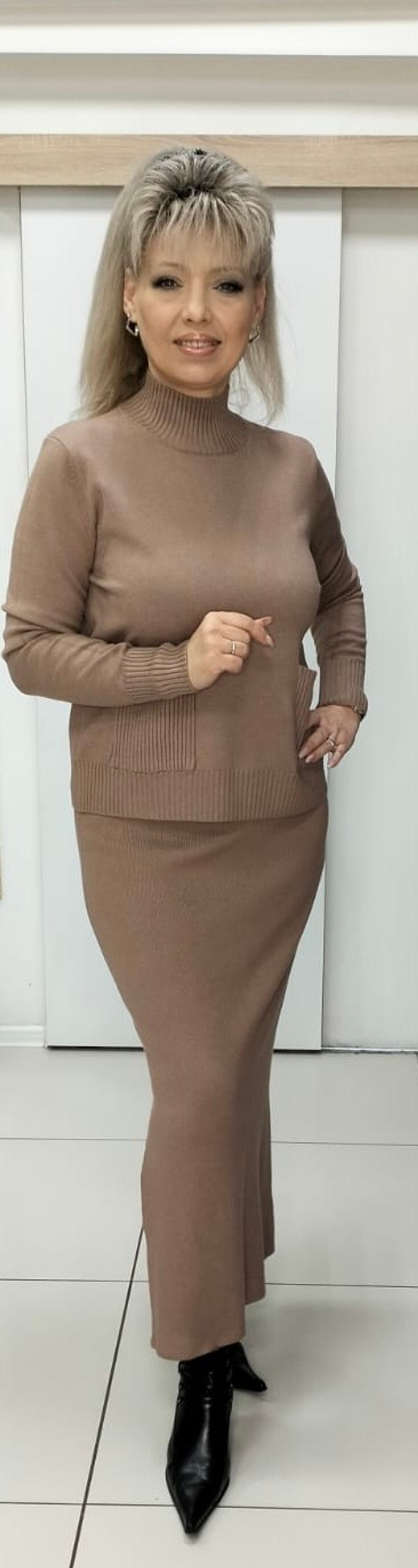 Трикотажный юбочный костюм в цвете капучино