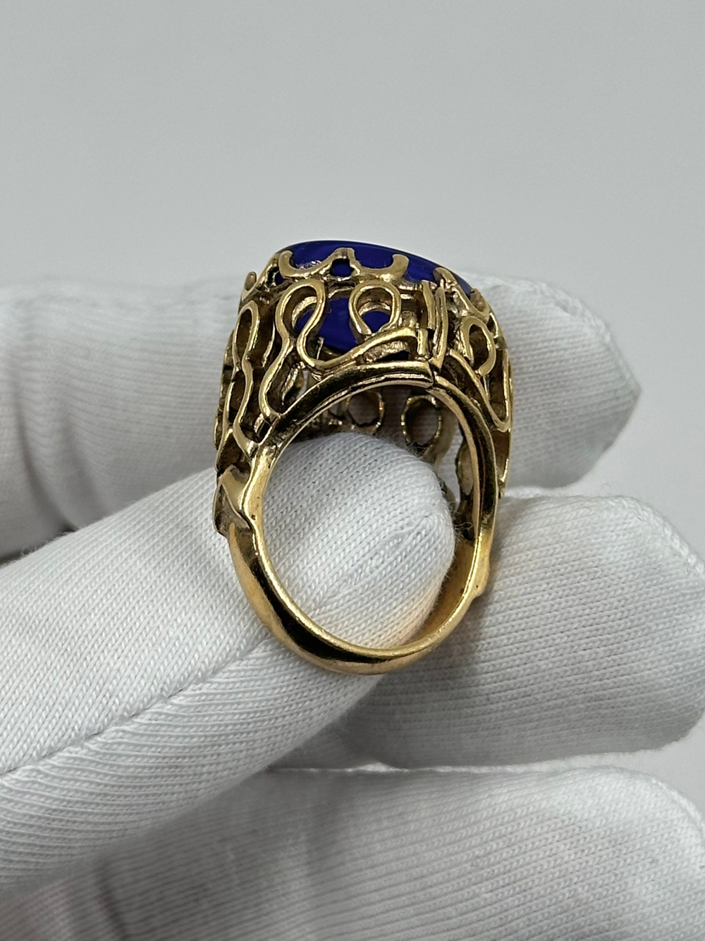 Кольцо с синей вставкой