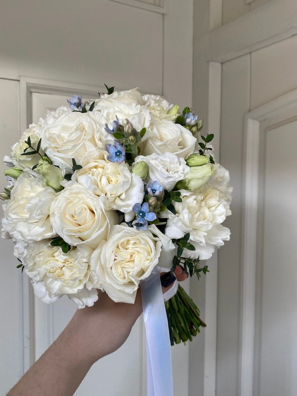 Свадебный букет из одноголовых роз, диантусов, оксипеталума и эвкалипта