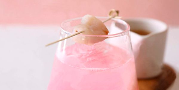 Игристый коктейль с личи и розовой водой