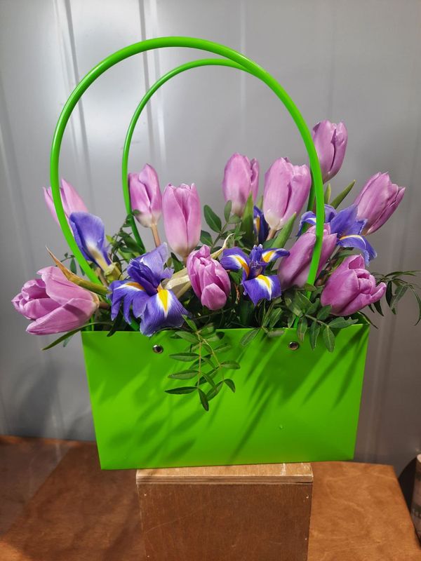 Сумочка с тюльпанами и ирисами