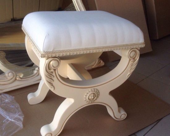 Стол туалетный  МОНА ЛИЗА с пуфом