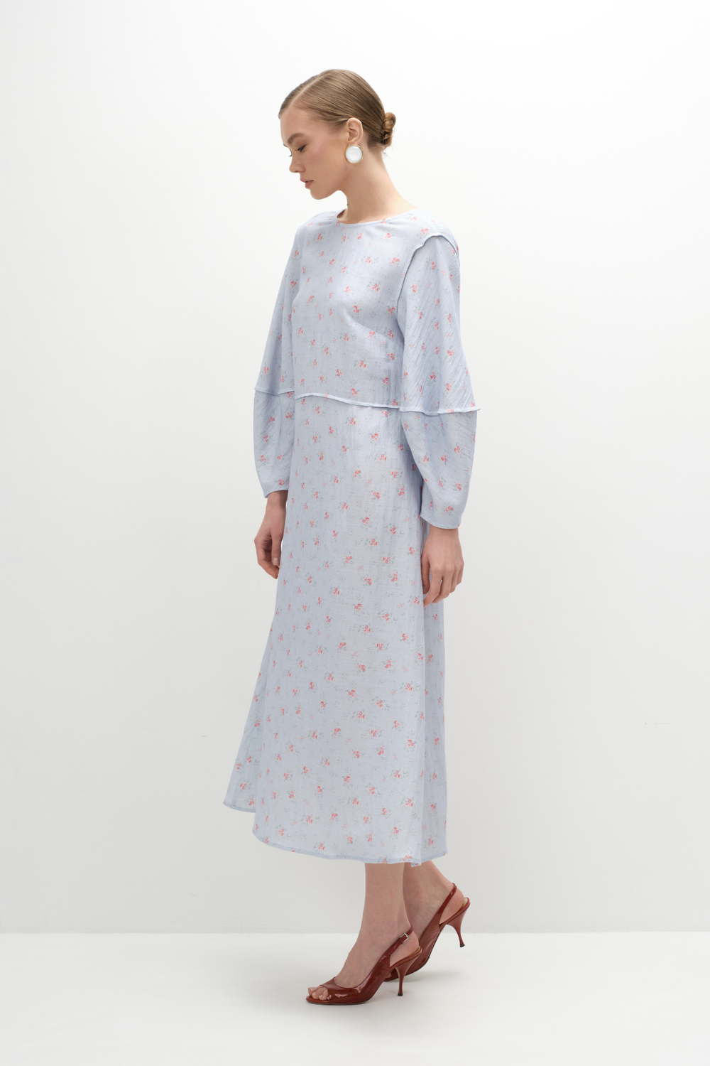 Платье с пышными рукавами цветы