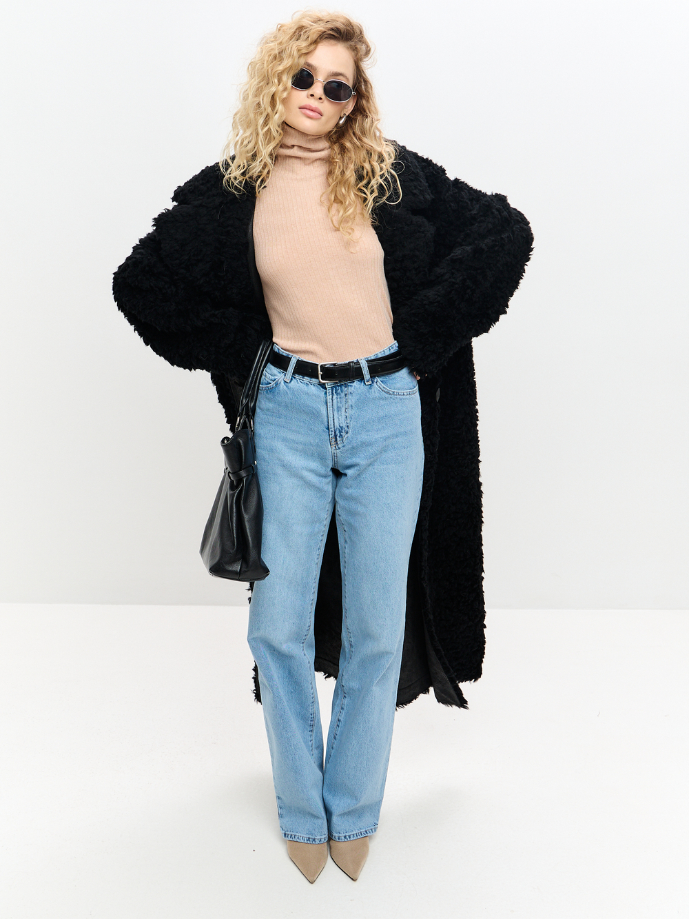 Шуба из натуральной шерсти черного цвета