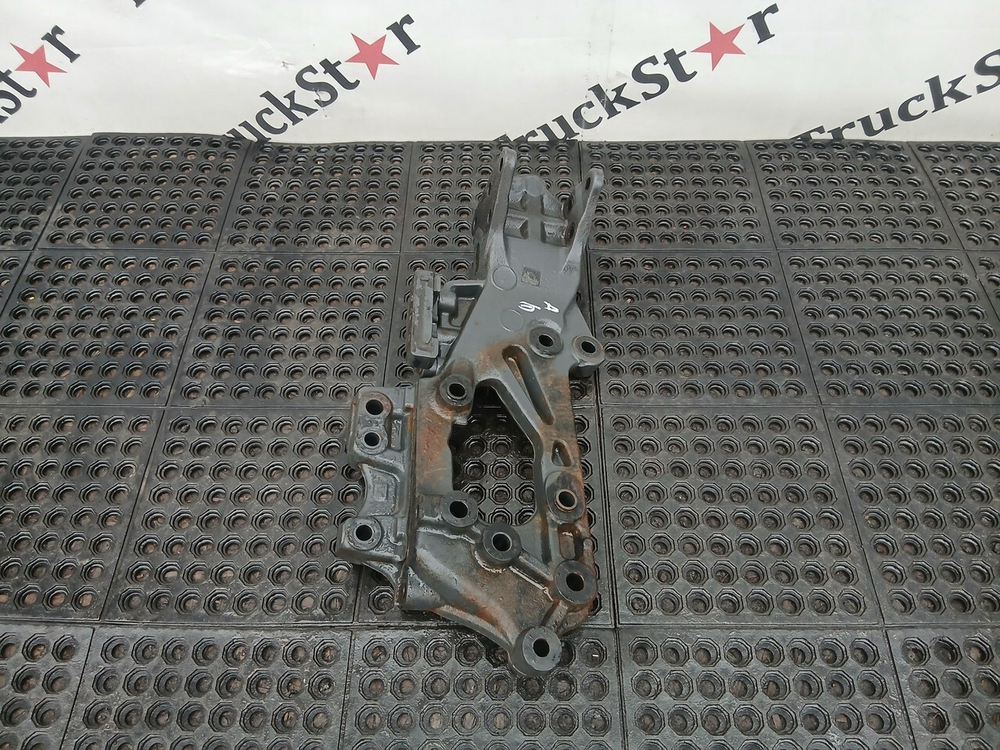 Кронштейн усилителя бампера левый