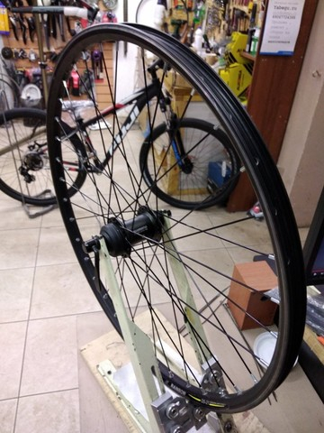 Переднее колесо на новой втулке Shimano Saint