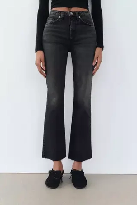 ZARA ДЖИНСЫ TRF CROPPED FLARED С НИЗКОЙ ПОСАДКОЙ, ЛИНЯЛЫЙ ЧЕРНЫЙ