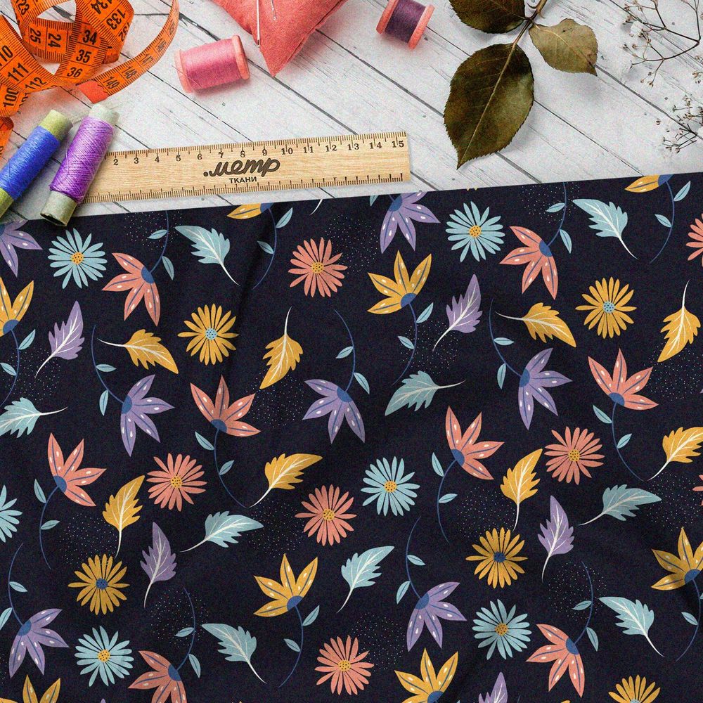 Ткань атлас цветные листья и ромашки на чёрном фоне
