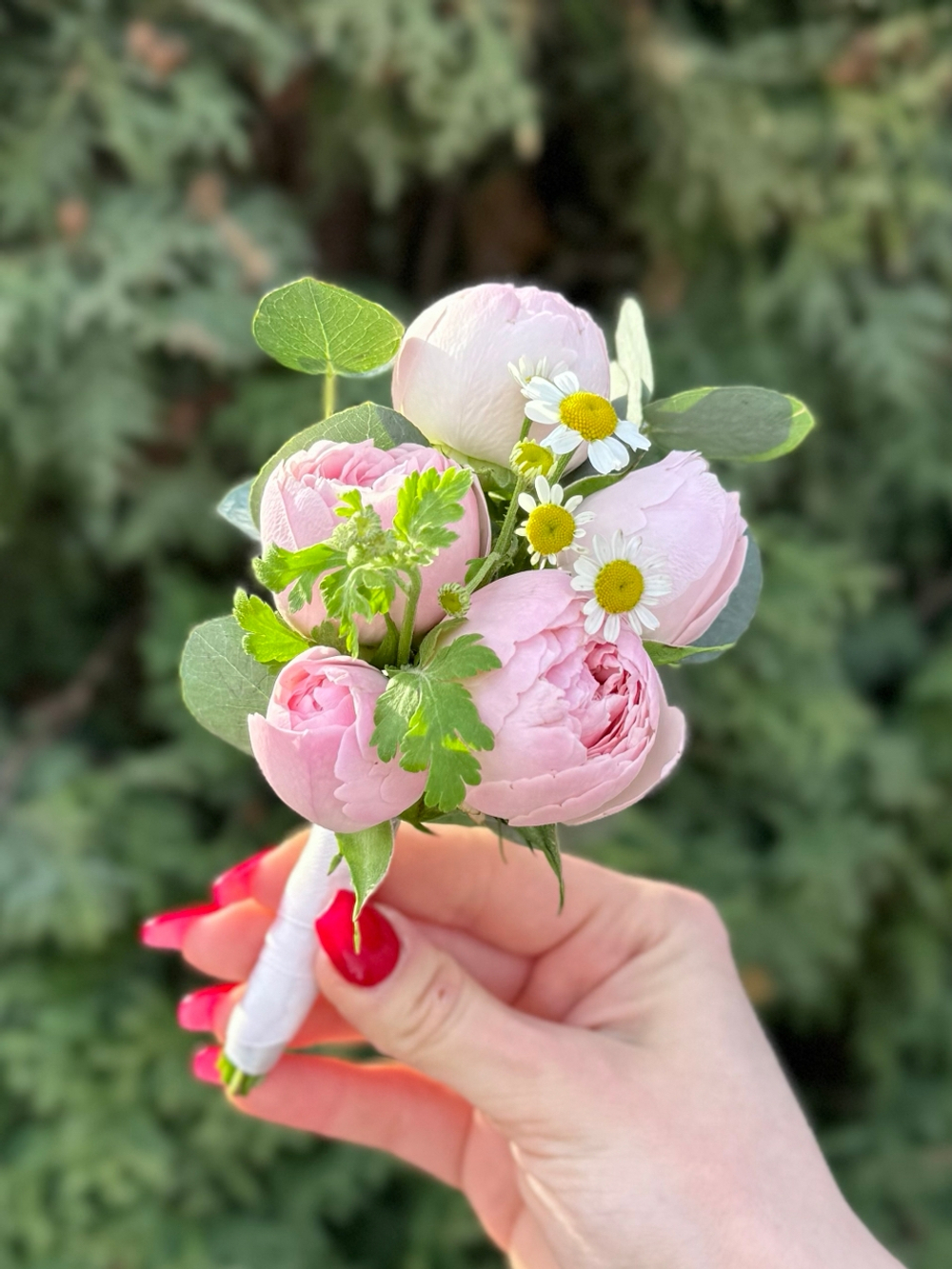 Букет невесты в полевом стиле с бутоньеркой