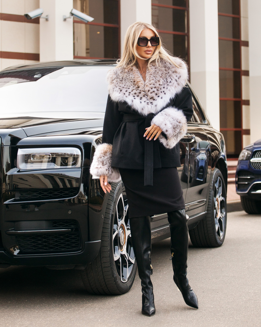 Женское чёрное шерстяное пальто с меховым воротом и манжетами