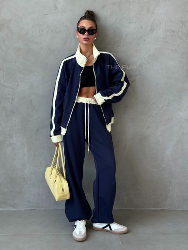 Синий спортивный костюм с лампасами