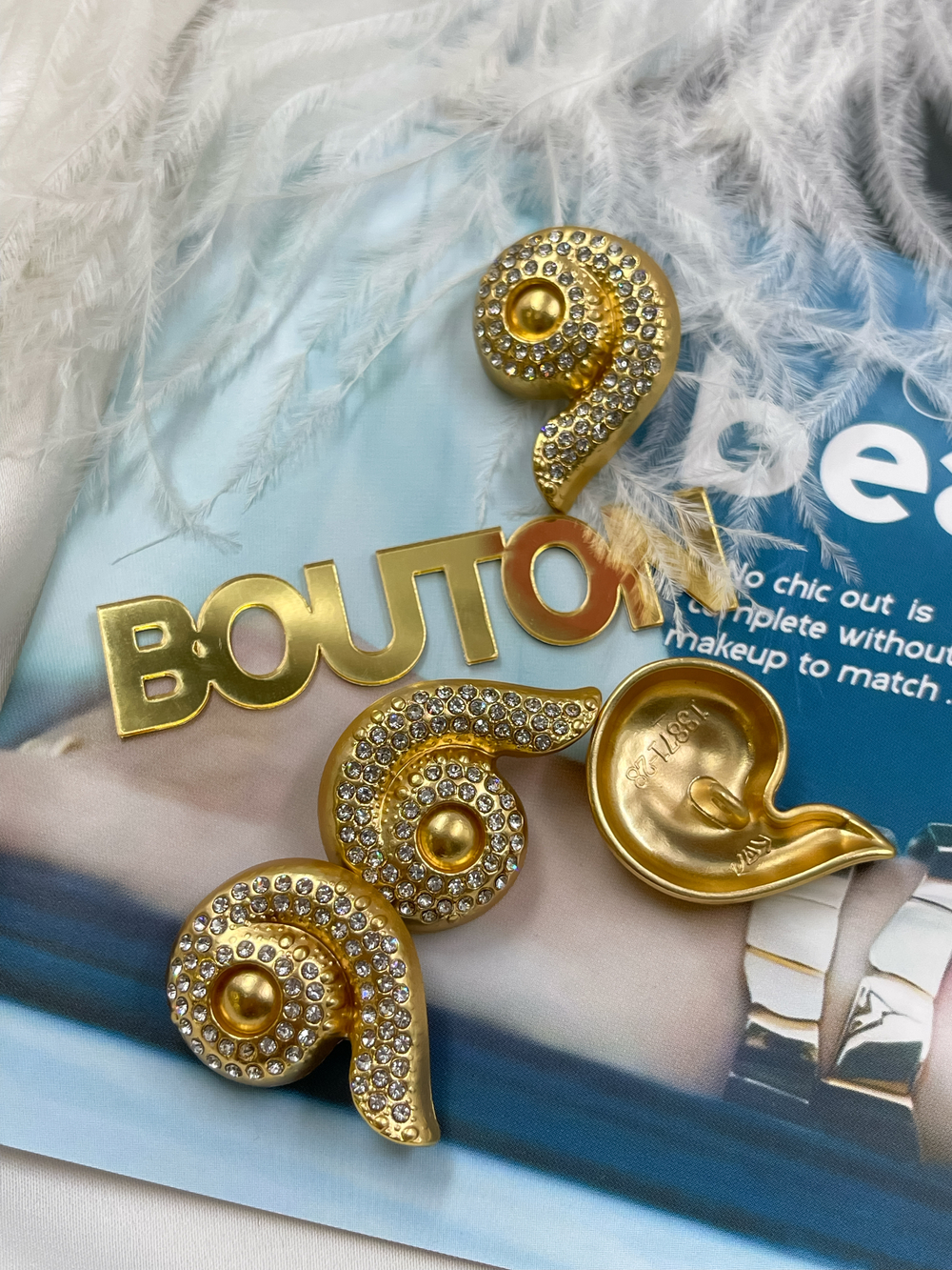 Пуговицы Скиап. в форме ракушки со стразами