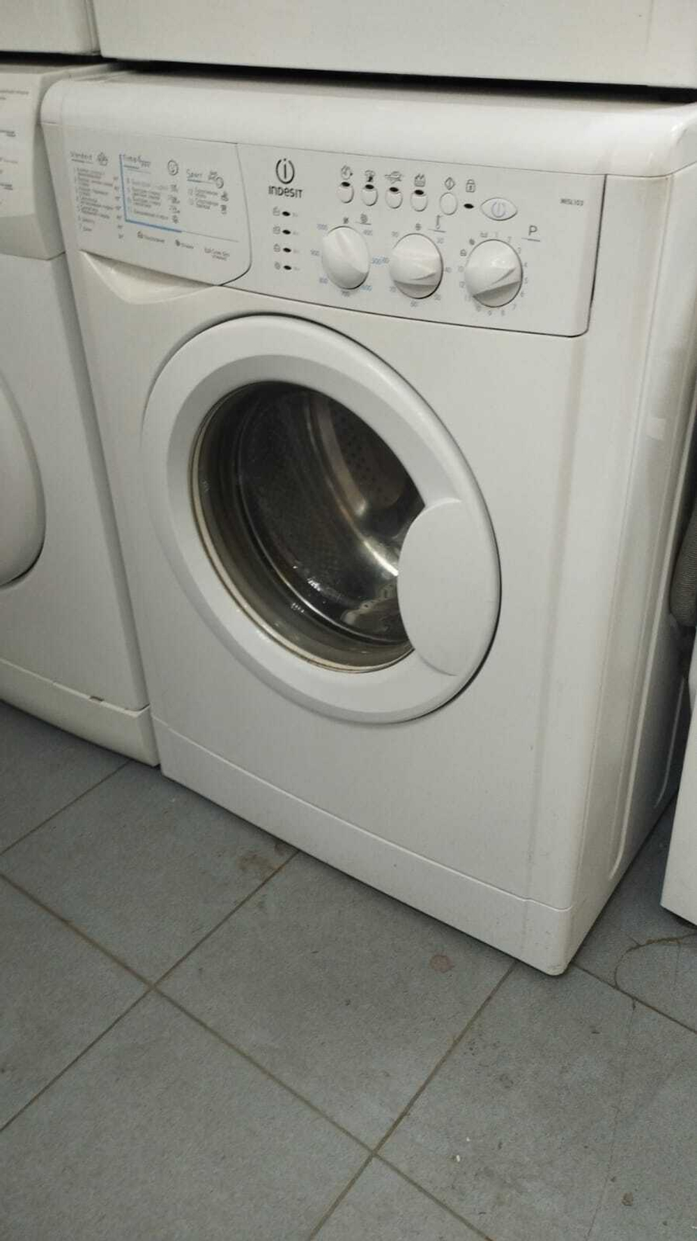 Стиральная машина Indesit WISL 103 б/у фронтальная 4.5 кг 1000 об/мин