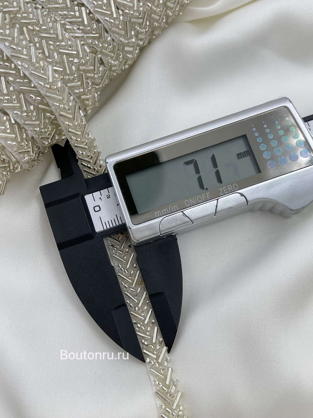 Тесьма серебро бисер 0,7 см.