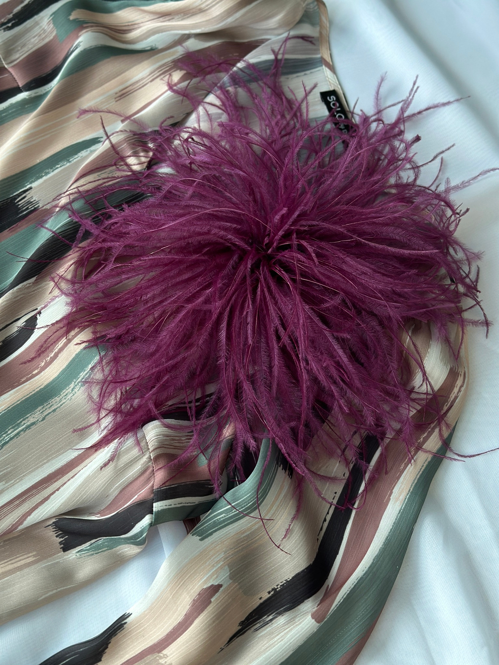 Брошь из набивного пера страуса 25 см, застежка магнит, оттенок слива