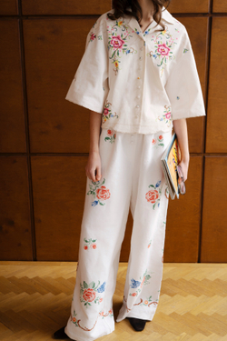 Укороченная рубашка с цветочной вышивкой