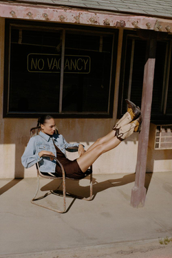 ZARA УКОРОЧЕННАЯ ДЖИНСОВАЯ КУРТКА Z1975 С ПОДПЛЕЧНИКАМИ, ВЫЦВЕТШИЙ СИНИЙ