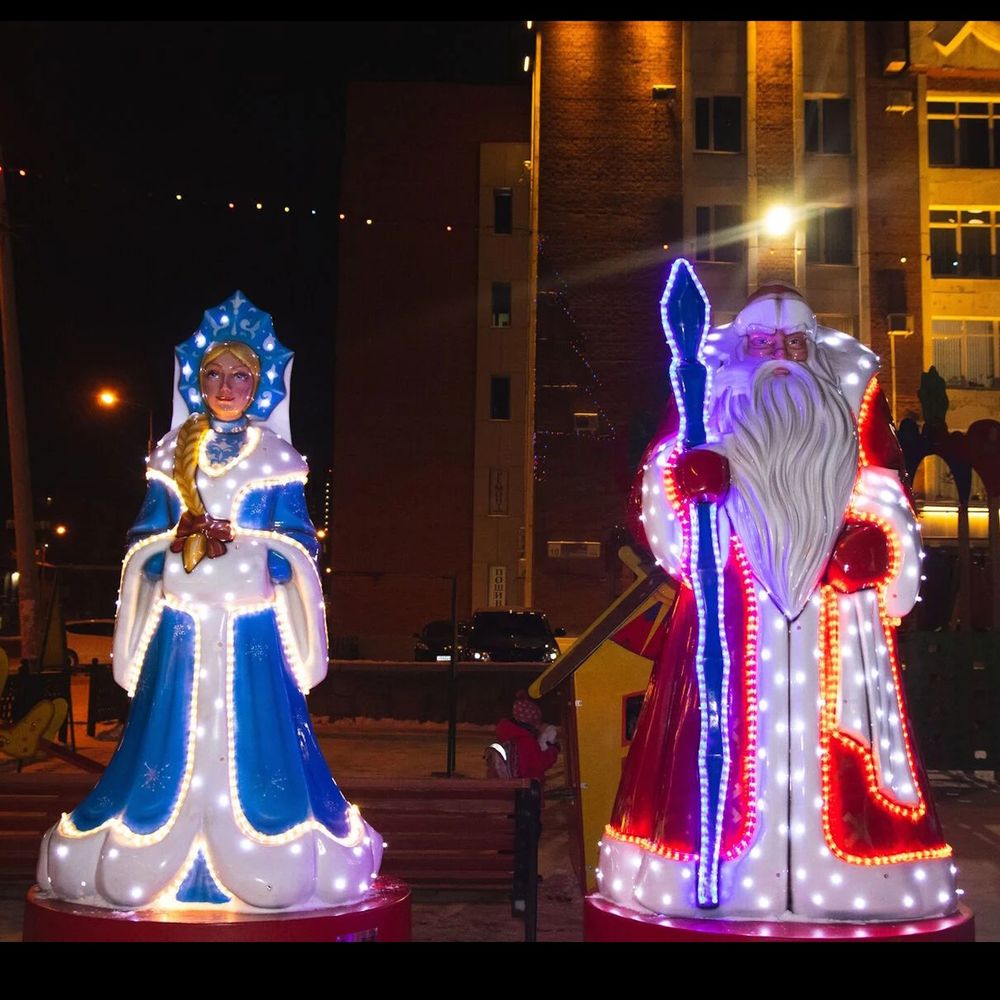 большие фигуры "дед мороз и снегурочка на подиуме"