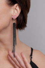 Серьги длинные цепочки на замке левербек, черные с серебряными гранями