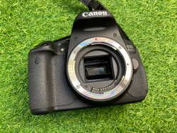 Canon 650D kit 18-55mm 3.5-5.6 IS II (800 кадров)