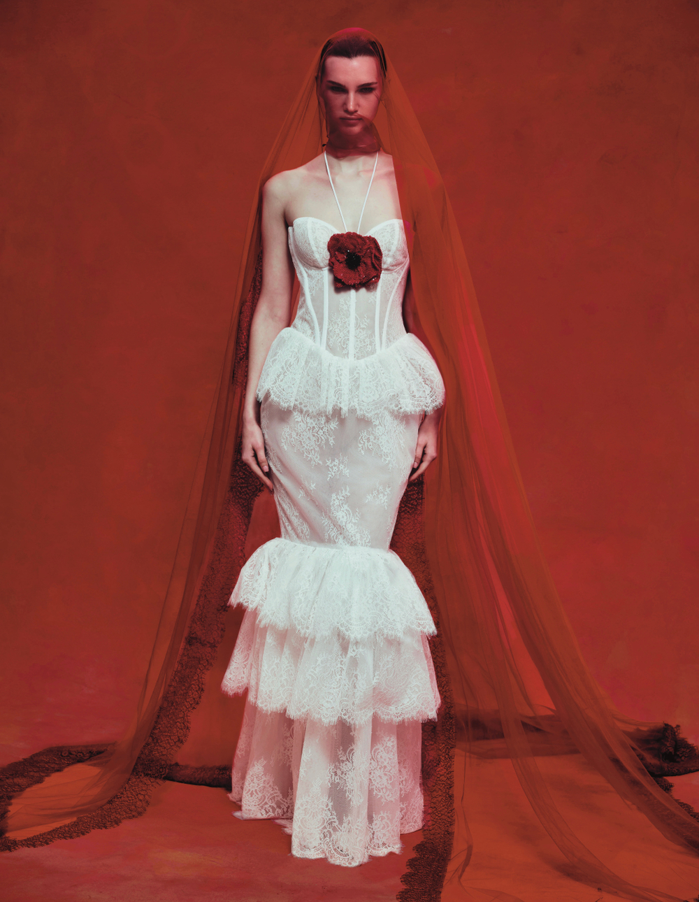 Платье макси из кружева с цветком из шифона