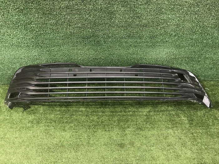 Решетка переднего бампера Toyota Camry xv70 (2017-2021)