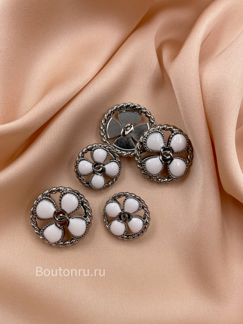 Пуговицы Шан. белый цветок в серебряном обрамлении