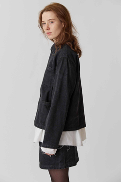 Жакет с тремя карманами из черной джинсы