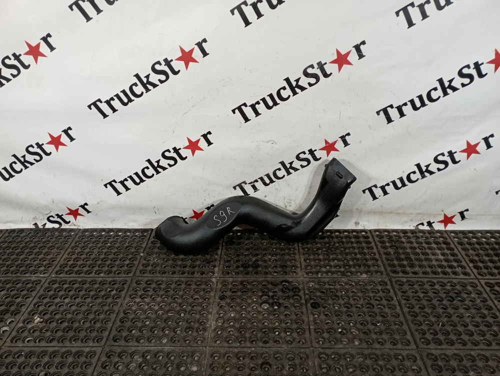 Патрубок корпуса воздушного фильтра.