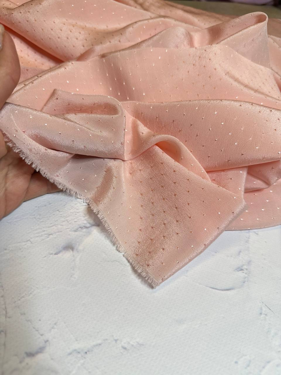 Плательно-блузочный жаккардовый шелк с добавлением вискозы (Stella McCartney, 36%шелк/64%вискоза, Пудровый персик/горошек в тон, 134, 74 гр/м2)