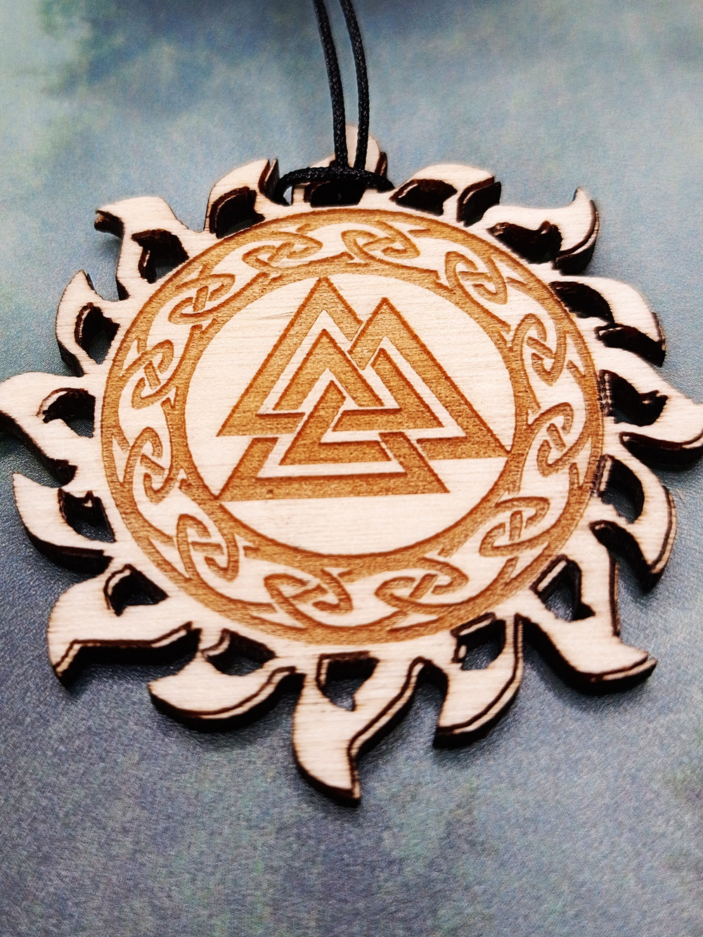 Кулон Валькнут