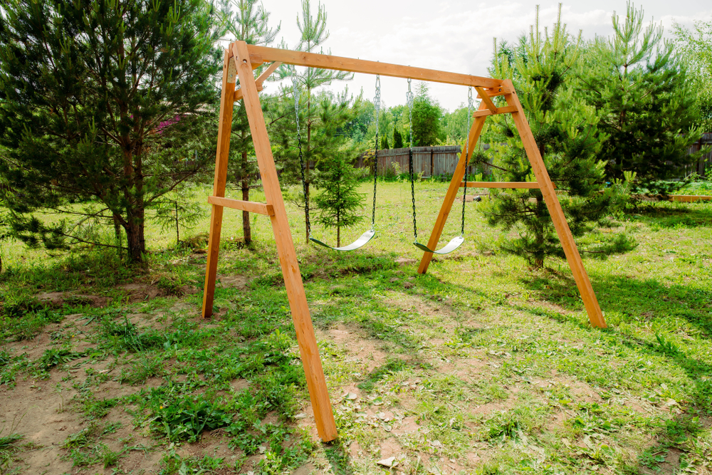Деревянные качели с двумя гибкими качелями