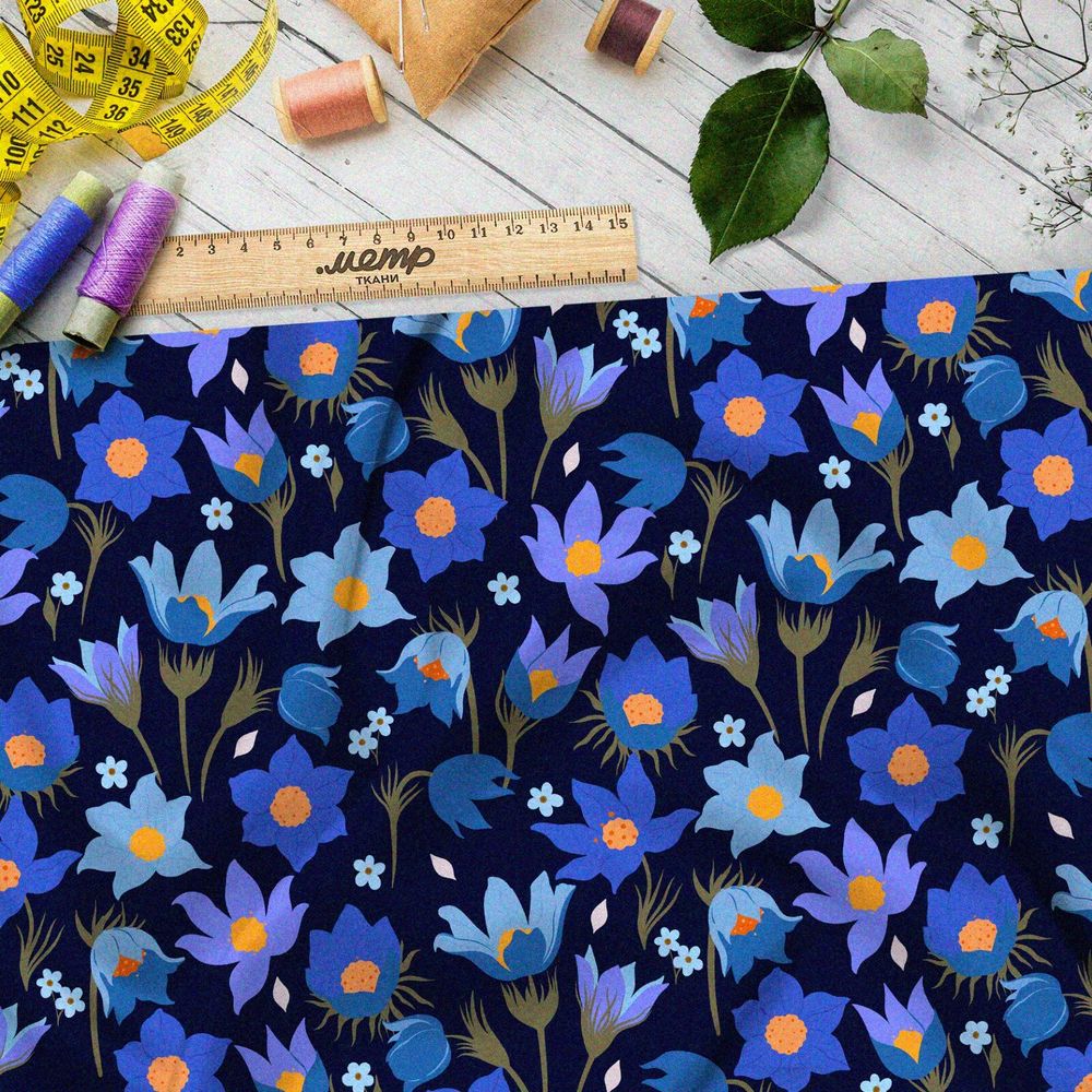 Ткань флис плотные синие ромашки на чёрном фоне