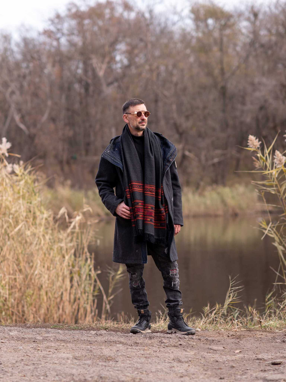 Шерстяной палантин с вышивкой