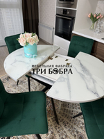 Круглый стеклянный раздвижной стол "Серый мрамор 262" и стулья "ГУЧИ" изумруд