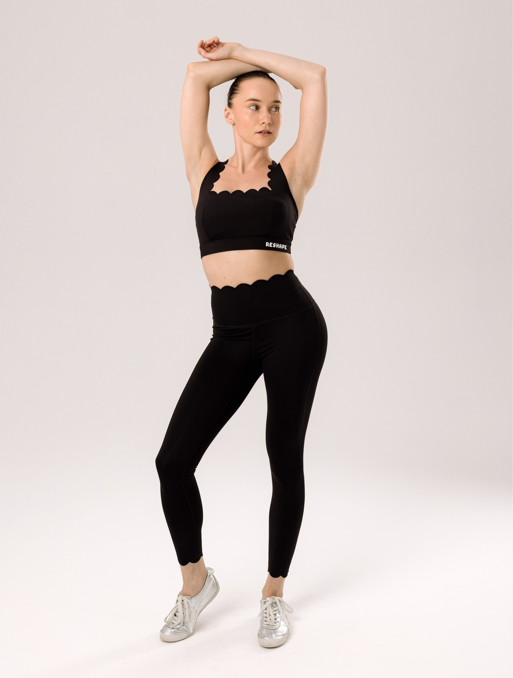 Топ с волнообразными краями с X-образными вырезом