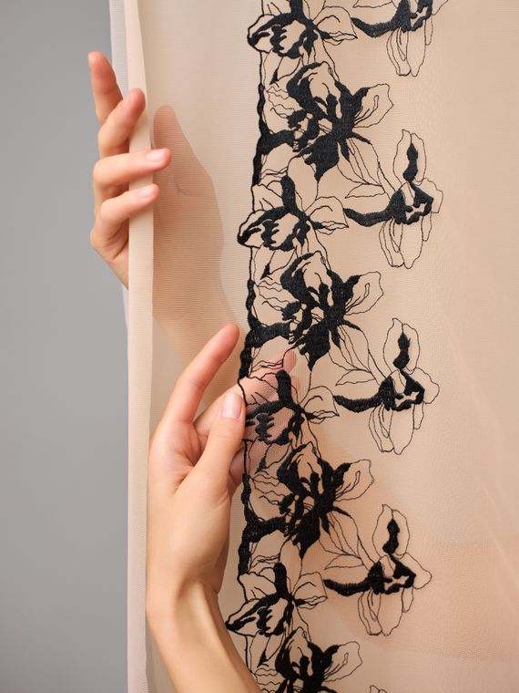 05-165 Вышивка на неэл. сетке 22 см, бежевый/черный (правая)